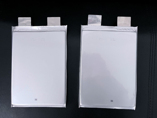 Efficacité de charge et de décharge élevée sûre 50A Longue durée de vie LFP Lipo4 Pouch Cell 3.2V Haute densité d'énergie Ion lithium
